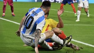 Messi tập tễnh rời sân sớm ở chung kết Copa America - Ảnh 1